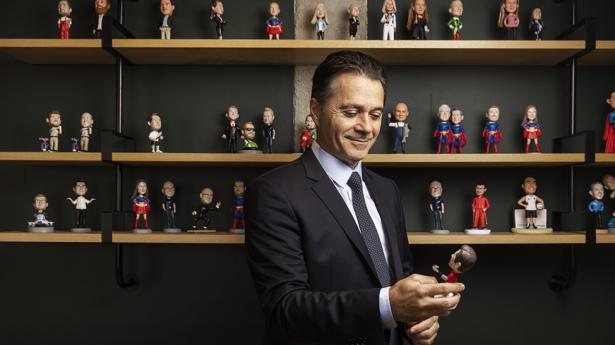 Emre Gürsoy, CEO i Agillic, foran en række figurer af medarbejderne. Figurerne symboliserer blandt andet, at selvom Agillics software kan adressere millioner med personaliserede budskaber, er det stadig rigtige personer, der udvikler softwaren. Foto: Jacob Nielsen
