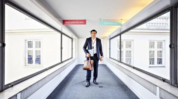 Inden corona brugte Danske Banks ejendomsdirektør, Taid Qazi, 45 min. hver dag på at køre fra sit hjem i Holte til hovedsædet ved Holmens Kanal. Nu kan han i stedet vælge at blive hjemme eller køre en kortere tur til bankens kontor i Høje Taastrup. Foto: Magnus Møller