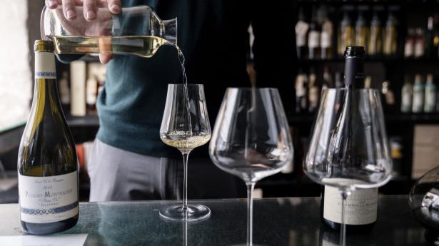 Alexander Macht skænker fra Grassl-karaffel op i Liberté hos vinbutikken Les Terroirs du Vin i Sølvgade. Foto: Walther Bølge