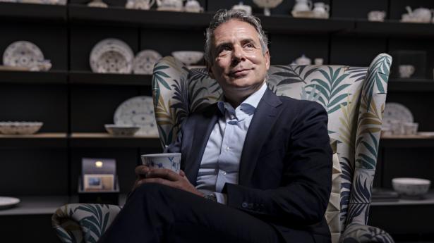 Royal Copenhagen-ejer holder fast i strategien, selvom omsætningen falder: “Jeg tror på den inspiration, vi kan tilbyde i vores butikker“