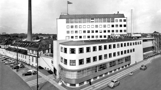 Novo-bygningen med den karakteristiske buede facade kaldet sporvognen, højhuset bagerst med kobbertag øverst og bagerst i billedet det runde glastrappetårn og det 
gamle mejeri til venstre i billedet. Foto: PR