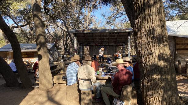 Austin er omringet af det, som nogle betragter som ‘det rigtige Texas’. Her countrykoncert i den lille flække Fredericksburg.