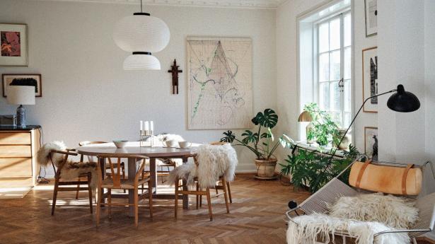 Der er plads til både familien og gæster rundt om spisebordet fra Rosmosegaard. Stolene er Wegners Y-stole med masser af bløde lammeskind. Over bordet hænger Formakami JH5 fra &tradition. På bagvæggen dominerer et stort værk af Mikkel Rundin, vægskulpturen ved siden af er af Tilde Grynnerup.