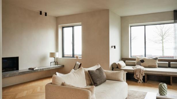 Offset-sofa og marmorplint samt sofabord fra Menu. Vase, som hun har fået i julegave af sine medarbejdere, lampe fra CTO Lighting og puder og plaid fra Aiayu.