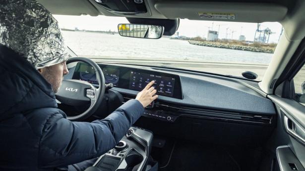 Nogle biler har mulighed for automatisk at ringe efter vejhjælp eller slå alarm, hvis sensorerne opdager, at du er impliceret i et uheld – for eksempel hvis en airbag udløses. Funktionen hedder ofte SOS eller eCall.