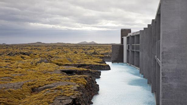 Ét med naturen – bygget ind i et islandsk månelandskab 
af mosbeklædt lava. Foto: PR