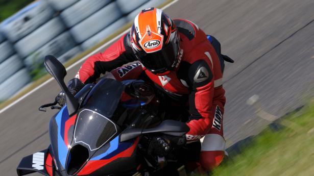 BMW M 1000 RR er den første deciderede M-model fra mærket. Den yder 212 hk til en vægt på 192 kg. Affjedring og aerodynamik er designet til racerbanen, men motorcyklen kan indregistreres og bruges på gaden. Fotos: Jakob Evers