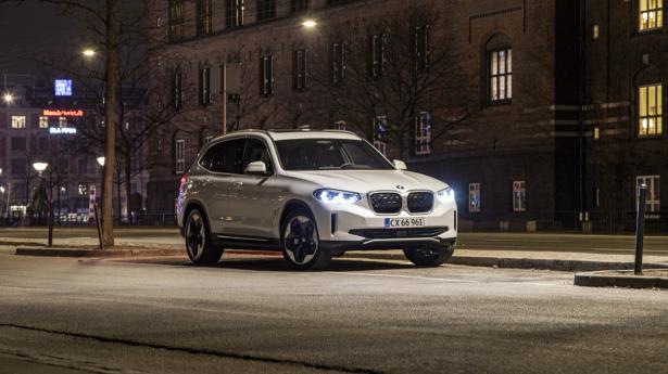 BMW er især stolte af rækkevidden i den nye SUV,  der kan køre 459 km i WLTP-normen på trods af et mindre batteri end i konkurrenter fra Mercedes-Benz og Audi. Fotos. A. Hansen & Søren Juul