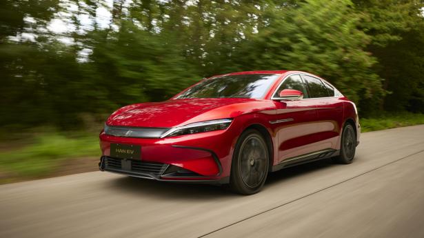 Coupéen BYD Han er 5 m lang og har to elmotorer, aktiv affjedring og en effekt på 516 hk. Den kommer sammen med to andre BYD-modeller til Danmark i november. PR-fotos
