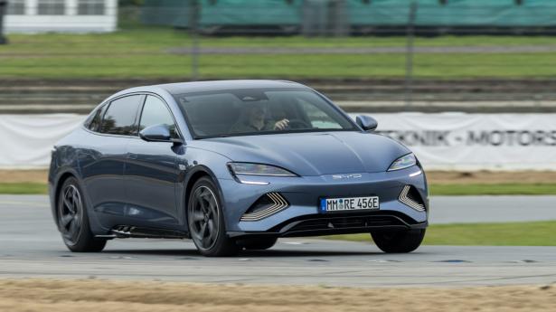 Sedanen Seal fra kinesiske BYD er en anelse større end Tesla Model 3. 82 kWh batteriet er integreret i gulvet for at kunne sænke det 10-15 mm, og priserne begynder ved 349.995 kr.