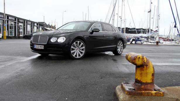 Med firehjulstræk og helårsdæk på 21" fælge er den store Bentley velegnet til helårsbrug. Den tager sig godt ud på kajen i Skagen. Fotos: S