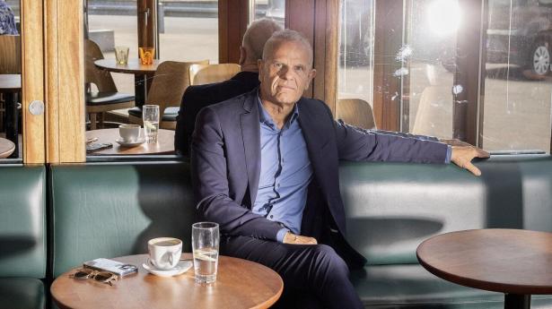 Tæt på havet og tæt på hjemmet. Lars Findsen får en kaffe med havudsigt på Café Jorden Rundt. Foto: Simon Fals