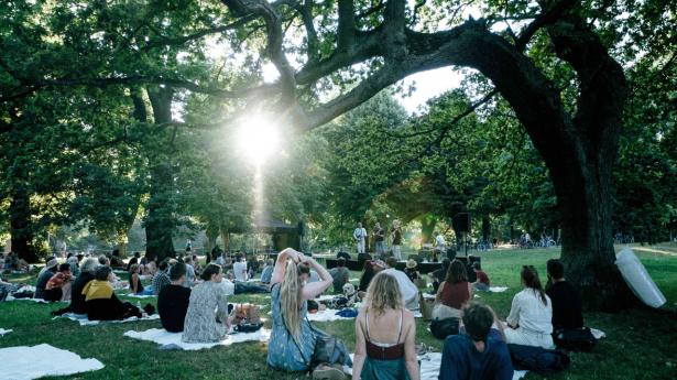 Over tre dage løber minifestivalen “Bloom Under the Oak” af stablen i Søndermarken i København. PR-foto: Malthe Ivarsson