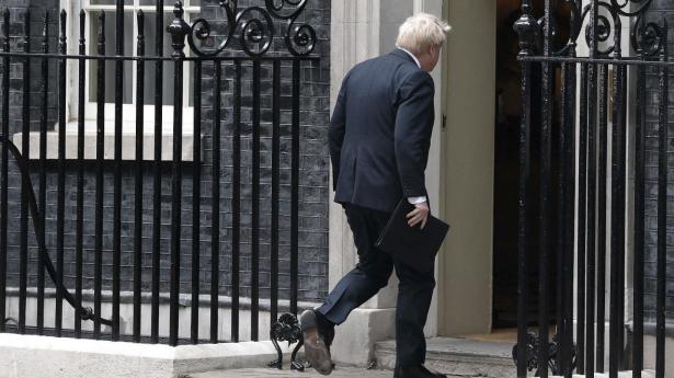 “Det står klart nu, at parlamentarikerne i Det Konservative Parti ønsker en ny leder af partiet og dermed også en ny premierminister,” sagde Boris Johnson inden han gik ind i ministerboligen i Downing Street 10 i London. Foto: Daniel Leal/AFP/Ritzau Scanpix
