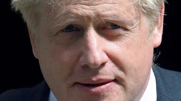Trods massivt pres står Boris Johnson angiveligt fast på, at han vil fortsætte som premierminister. Foto: Daniel Leal/AFP/Ritzau Scanpix