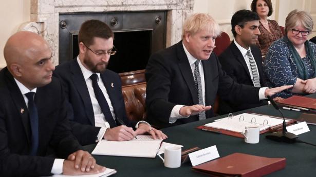 Storbritanniens finansminister Rishi Sunak (til højre) og sundhedsminister Sajid Javid (yderst til venstre) meddelte tirsdag sin afgang. Foto: Justin Tallis/AFP/Ritzau Scanpix