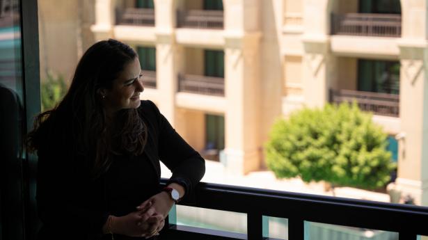 Svensk-libanesiske Sandy Hayek er Co-CEO for Time Out Market, et globalt madkoncept, foodies kan frekventere i blandt andet Lissabon, Miami, New York, Boston, Montreal og - ikke mindst - Dubai. Det var her, det startede for Sandy Hayek, der har fået en særlig og tiltagende svaghed for ørkenmetropolens restaurantscene. Foto: Farel Bisotto