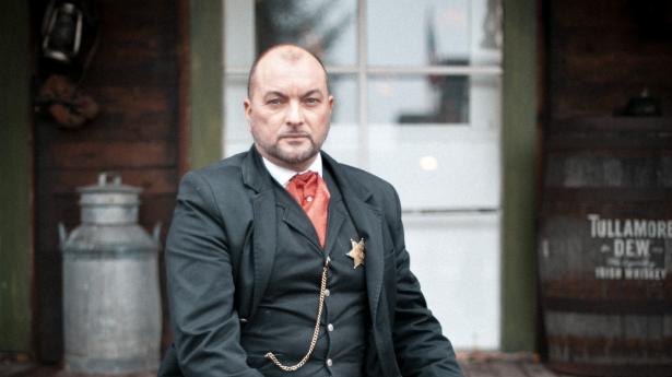 Kristian Krabbe går ikke i Netto med cowboyhat. For ham er livet som cowboy en profession, og han adskiller det fra sit private liv. Foto: Andreas Vinther