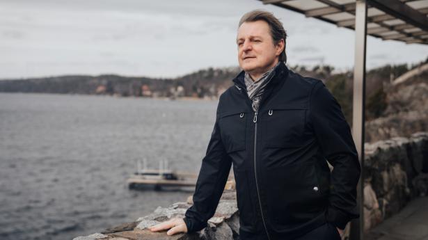 Mens udbruddet af corona har hærget i Europa, har Pandoras adm. direktør, Alexander Lacik, arbejdet fra sin villa, der ligger ved den svenske skærgård i udkanten af Stockholm. Arkivfoto: Clément Morin