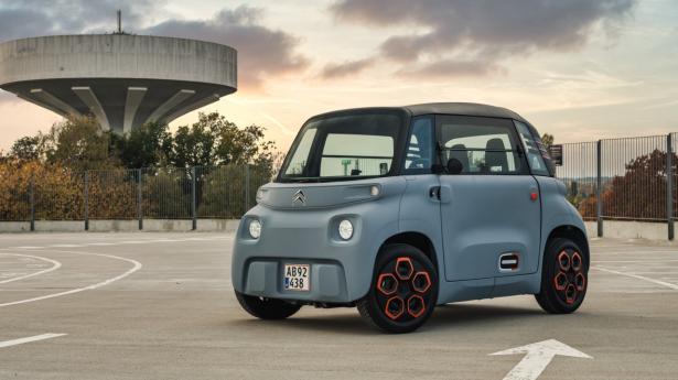 Citroën Ami er en slags kabinescooter med fire hjul, to døre og en lille elmotor. Kun farven på lygterne afslører, om man ser den forfra eller bagfra. PR-fotos