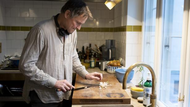 Claus Meyer er stadig i sit es, når han laver mad. Særligt med det rette udstyr. Foto: Andreas Vinther