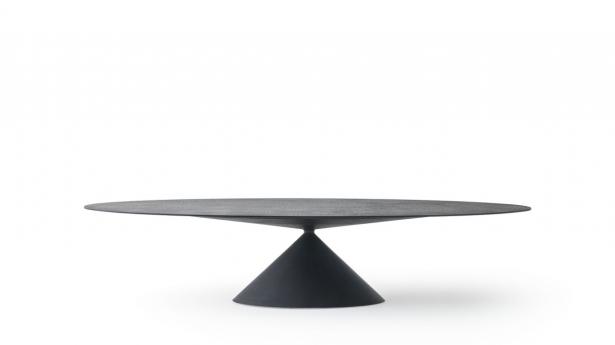 Clay, det prisvindende bud på et skulpturelt rundbord tegnet af Marc Krusin i 2015, er kommet i en tre meter lang oval maxi-version med plads til ekstra mange gæster – med balancerende top og base i blandt andet sten og cement. Clay Maxi, spisebord, Desalto, fra 67.500 kr.
