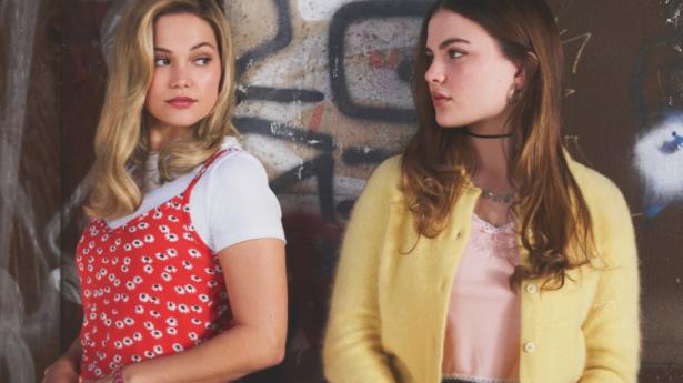 Kate Wallis (Olivia Holt) (t.v.) og Jeanette Turner (Chiara Aurelia) bliver rivaler i den spændende teenagethriller "Cruel Summer". PR-foto