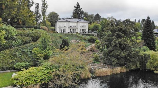 En flot placeret palævilla, hvor placering på skråningen, haveanlæg og bygningens volume sammen giver det eftertragtede palævillaudtryk. Foto: PR Lind & Risør
