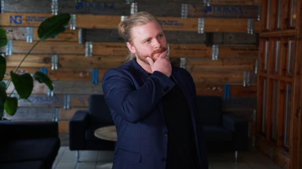”Lige da jeg har afsluttet samtalen med investoren, så sætter mig jeg på gulvet og skal lige komme mig over chokket," fortæller Nichlas Walsted, der er medstifter af Swap Language, om det opkald, der blev startskud på en helt anden og større forretning. Foto: PR/Swap Language