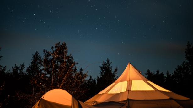 Om sommeren, når solen står op og går ned, kan man opleve dolomitvæggene blive lyserøde på grund af sollyset. PR-foto