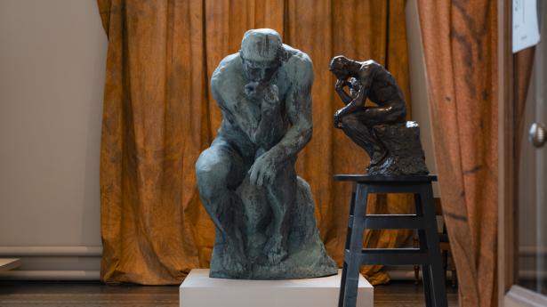 “Grubleren” og et smukt draperi åbner udstillingen og sætter scenen for den flotteste Rodin-udstilling i Danmark nogensinde. PR-foto: Ana Cecilia Gonzalezd