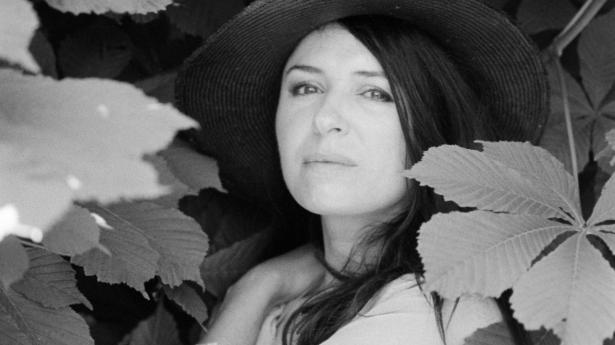 Rockmusiker Kira Skovs kæreste blev syg med corona i samme uge, hvor hendes nye album "Spirit Tree" udkom. Nu er hun endelig parat til at spille og promovere. Foto: Andreas Vinther