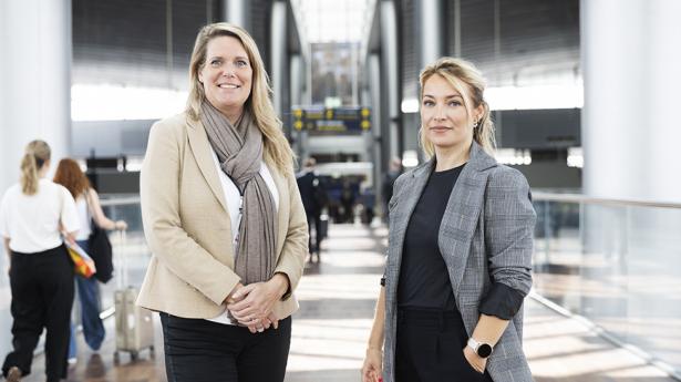 Mette Andreasen (tv.) er IT Compliance Manager i Københavns Lufthavne, hvor man allerede er vant til at omsætte komplekse regler og krav til praksis - hvilket der også bliver behov for med det nye NIS2-direktiv. Standarder er en stor hjælp, mener både Mette Andreasen og Majken Prip (th.), der er konsulent i Dansk Standard. Foto: Jacob Nielsen