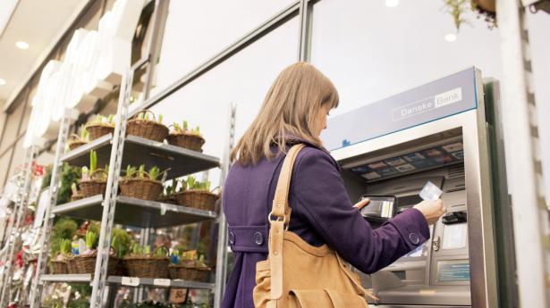 Danske Bank sælger en stor del af sine hæveautomater i Danmark. PR-foto
