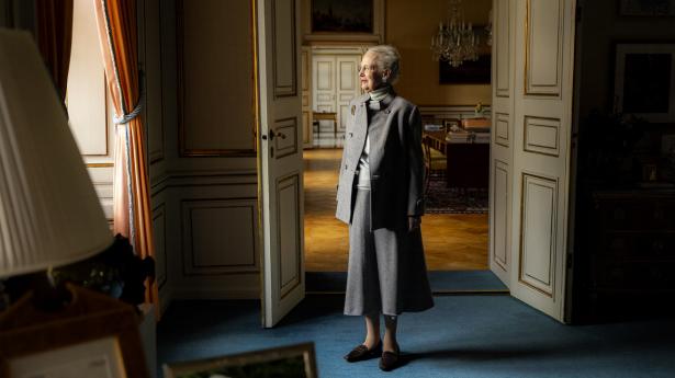 Regenten fotograferet i modtagelsesværelset, hvor hun igennem årene har holdt 45 nytårstaler – de andre fem er holdt fra havesalen på Fredensborg Slot. Foto: Simon Fals