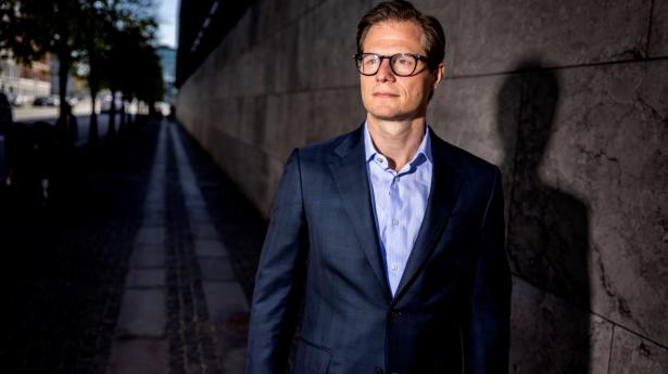 Danske Banks topchef, Carsten Egeriis, påpeger, at banker tjener flere penge når renterne stiger. Arkivfoto: Simon Fals