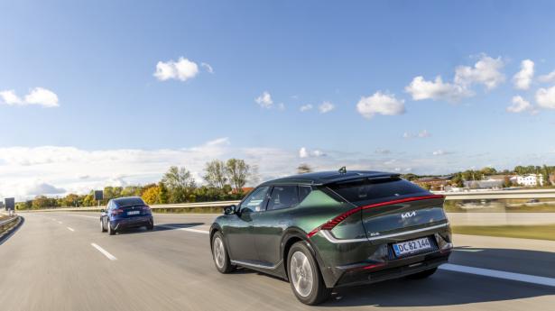 Kia EV6 (forrest) er svær at finde i Danmark. Carmatch finder fire nye og tre brugte EV6’ere. Samtidig er der én ny og 11 brugte Tesla Model Y (bagerst) til salg lige nu. Foto: Søren Juul