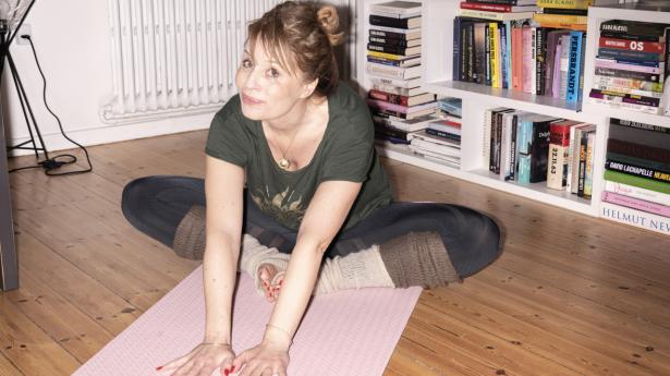 Morgentræning med Zoom er en del af rutinen for Elisa Lykke her i coronatiden. I weekenden kommer hun aldrig rigtigt ud af træningstøjet igen. Foto: Walther Bølge.