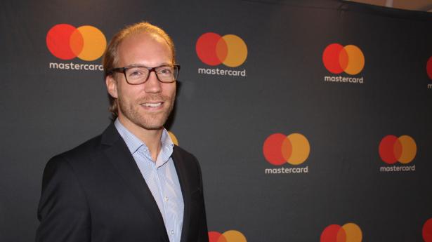 Erik Gutwasser, Mastercard-direktør med ansvar for Norden og Baltikum, håber, at det nye CO2-beregningsværktøj vil gøre forbrugerne mere klimabevidste. PR-foto: Mastercard