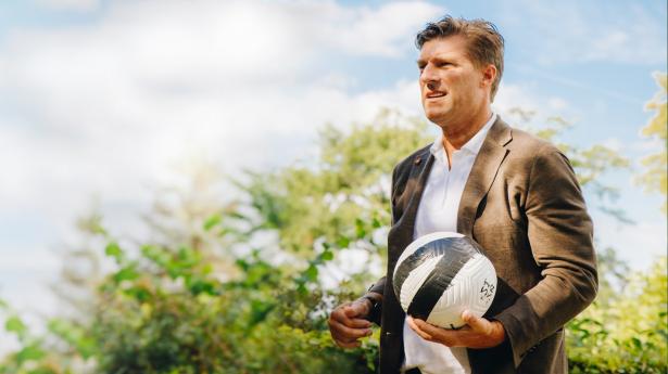 "Jeg kan gøre det med bind for øjnene, men det er sjovere, når man kan se bolden," siger Michael Laudrup. Foto: Newborn Media