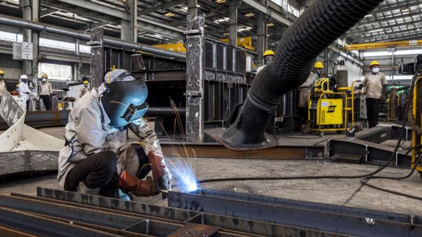 Størstedelen af produktion i Bawal er manuel, men FLSmidth automatiserer løbende gennem indkøb af nye maskiner. Foto: Simon Fals
