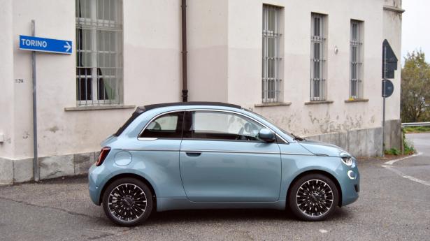 Den ligner Fiat 500, men er en ny og større model. Børsen var inviteret af Fiat, der betalte transport og ophold.