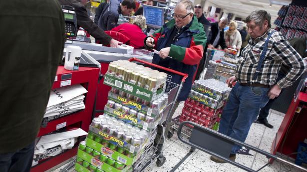 Danskerne handler hvert år for milliarder i grænsebutikkerne. På vest og centralgrænsen, landegrænsen, er størstedelen af Fleggaards kunder danske, mens der på østgrænsen, Rødby/Puttgarten, er en større andel af svenske kunder. Arkivfoto: Claus Fisker/Ritzau Scanpix