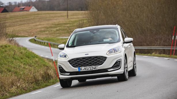 Ford Kuga er klar hos de danske forhandlere i påsken. Den mellemstore SUV fås med 120 til 225 hk med benzin, diesel og el i mere eller mindre grad.
