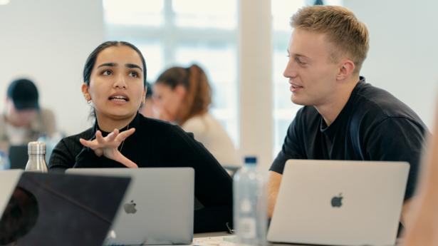 Studerende på CBS får ud over de erhvervsøkonomiske fagligheder et sæt ekstra færdigheder med sig, der ifølge CBS skal gøre dem i stand til “at agere kompetent, ansvarligt og holistisk som ledere og medarbejdere.” PR-foto: CBS/Kasper Kristoffersen