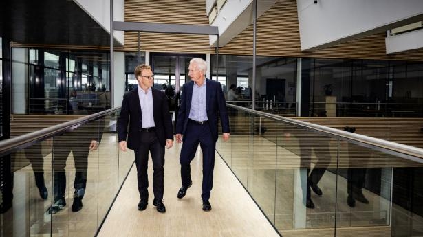 Adm. direktør Peder Lundquist (tv.) og bestyrelsesformand Christian Frigast kender ikke alene hinanden fra topledelsen i EKF. De sidder også begge i bestyrelsen for Postnord. Foto: Simon Fals