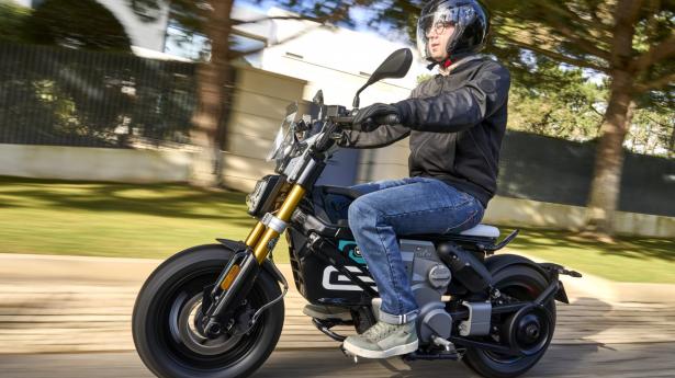 BMW’s nye elknallert kan køre 45 km/t. Den vejer 119 kg og koster 74.540 kr.