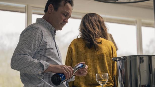 Når man kokkererer til gode venner, skal man da lige smage på vinen med et par glas. Men det gør da ikke én til alkoholiker, eller gør det? Lars Ranthe og Stine Stengade er fremragende som ægteparret Peter og Helen i “Fuld af kærlighed”, som har et problem. PR-foto: Andreas Bastiansen