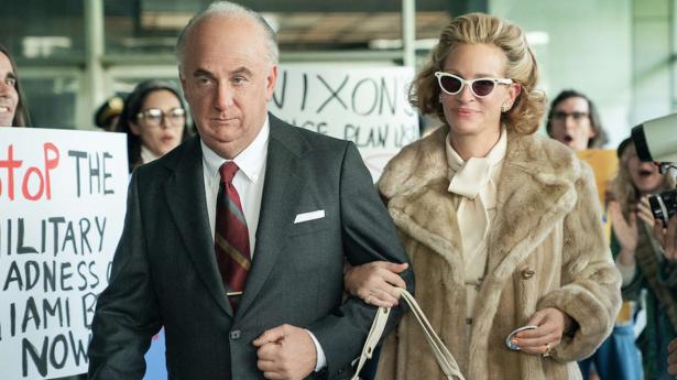 Sean Penn i en uigenkendelig udgave som den amerikanske justitsminister John Michell fra 1968 til 1972 og Julia Roberts som hans kone Martha Mitchell. PR-foto