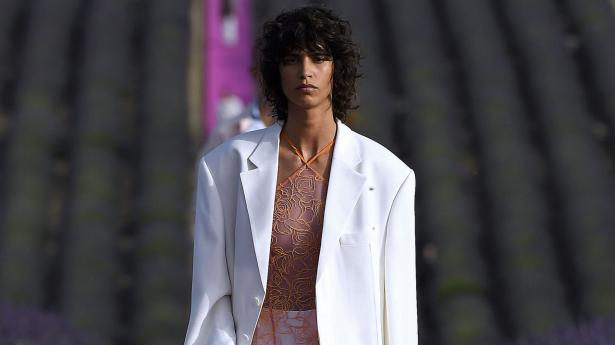 Oversize blazere ses hos modehuse som Jacquemus (billedet), Bottega Veneta og Proenza Schouler.  Foto: Getty Images